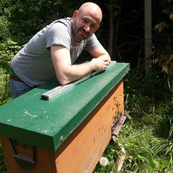 Peter Rauscher bei den Bienen